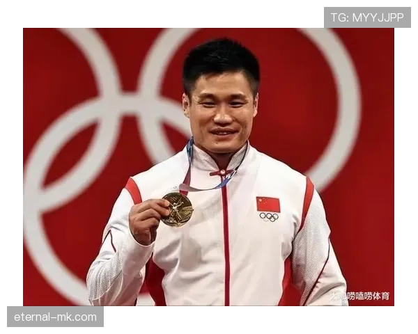 吕小军这生活真有戏，训练间隙居然像邻家大叔一样唠嗑喝茶？