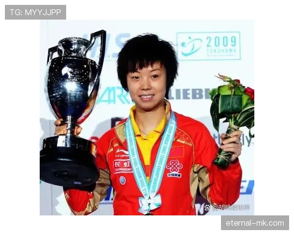 张怡宁打完比赛顺手把对手的球拍买了